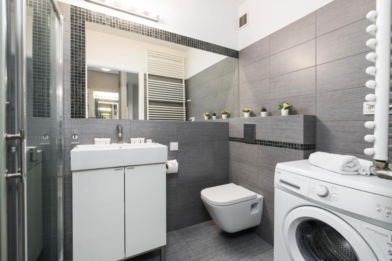 Czarnieckiego With Free Parking By Renters Apartment
